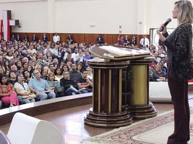 Andressa Urach comemora Dia das Mães na igreja: ‘Amo o altar’