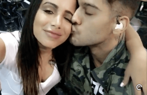 Luccas Lucco dá em cima de Anitta e pede a fãs: "Me ajuda aí gente"