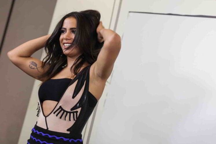 Anitta viaja para Cannes após internação