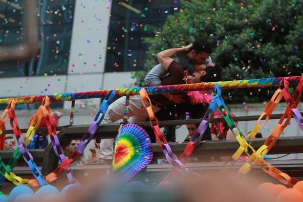 Após gravações na Parada Gay,  equipe de "Sense8" reclama de maus tratos