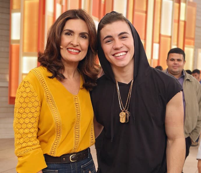 Fátima Bernardes comete gafe no "Encontro" e repercute na web