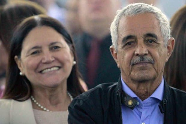 Namorada de Zezé di Camargo visita sogro, internado com pneumonia