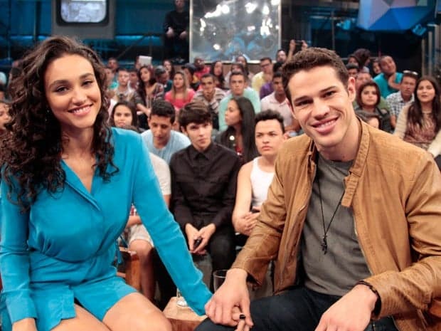 Débora Nascimento e José Loreto ficam pelados em foto na web e fãs detonam