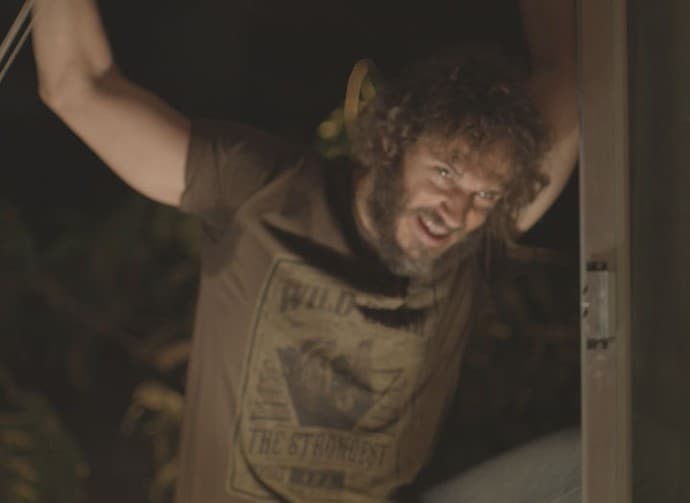Hoje em "Totalmente Demais": Dino invade quarto de Eliza e esfaqueia Jonatas