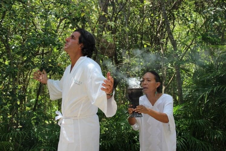 No "Domingo Espetacular", Álvaro Garnero participa de um ritual de purificação maia
