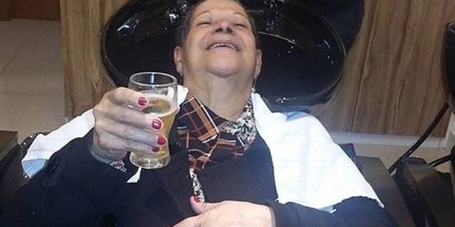 Ex-BBB Geralda posa em salão com cerveja na mão