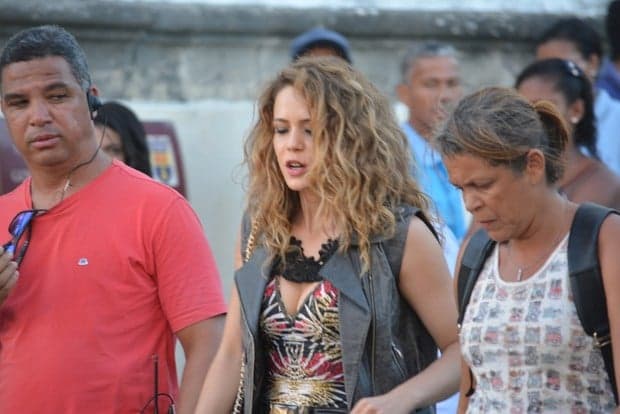 Grupo se manifesta contra Globo durante gravação de novela no Recife