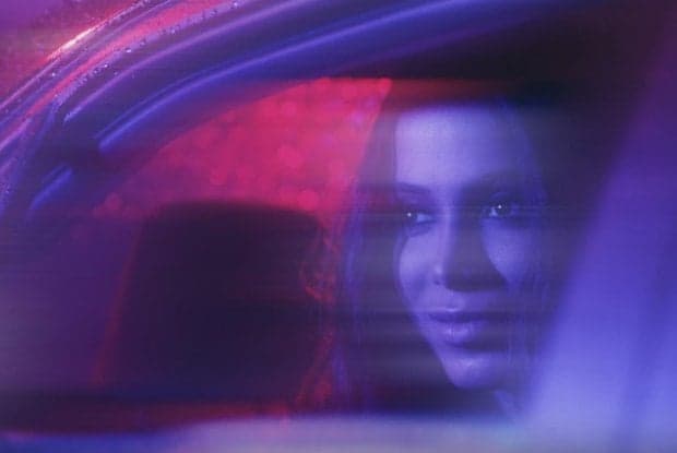 Anitta pega fãs de surpresa e divulga novo clipe, mas recebe críticas