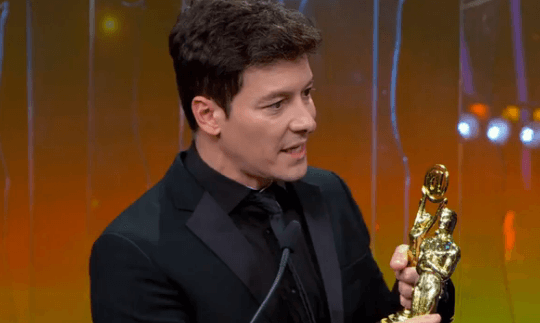 Rodrigo Faro chora no “Troféu Imprensa” e dedica prêmio a avó