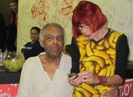 Ainda internado,  Gilberto Gil ganha bilhete de Rita Lee: "Saia já daí"
