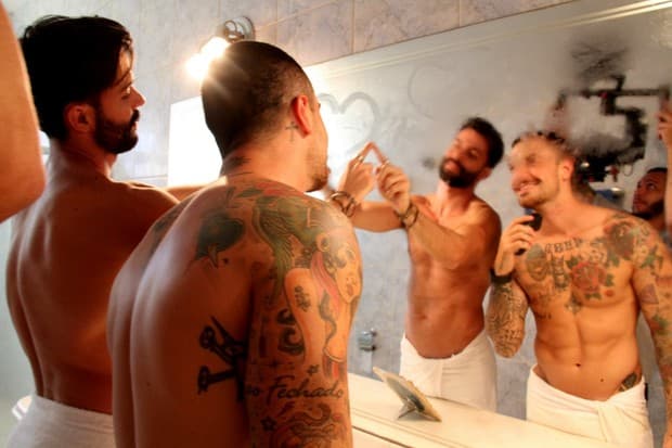 Felipe Titto interpreta personagem gay em clipe sertanejo