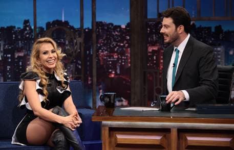 Joelma comenta solteirice e ressalta: “Disponível, não” no The Noite de hoje