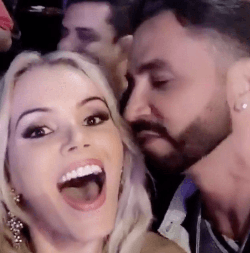 Modelo transexual nega affair com Latino, mas rasga elogios ao cantor