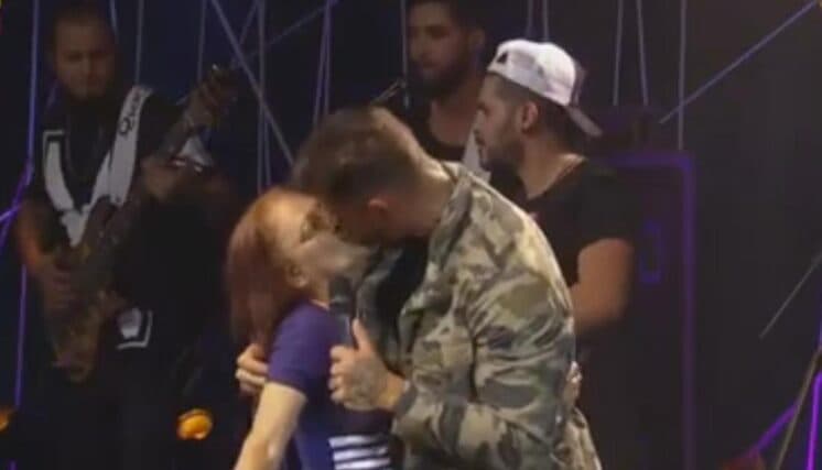 Lucas Lucco beija Pepeca durante apresentação