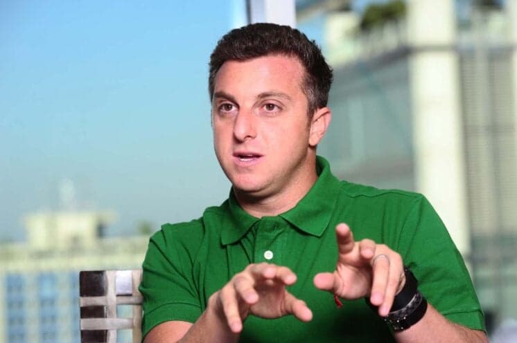 Luciano Huck é flagrado fumando e causa polêmica na internet