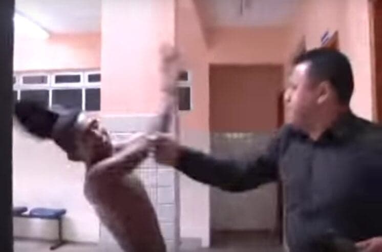 Vídeo da Hora: repórter de afiliada do SBT dá soco em bandido após levar cusparada