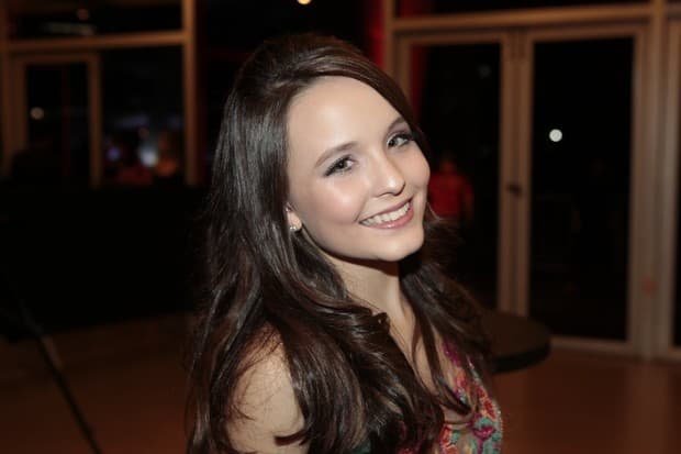 Larissa Manoela exagera na maquiagem e recebe críticas nas redes sociais