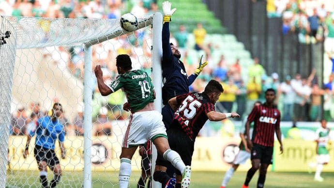 Colunista revela valor pedido pela Globo à Record por parceria no futebol