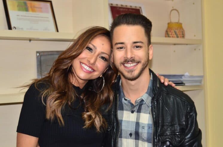 Sabrina Sato e Junior Lima têm aula de bateria com crianças portadoras de síndrome de Down