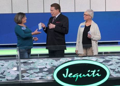 Silvio Santos entrega primeiro prêmio de um milhão de reais do ano