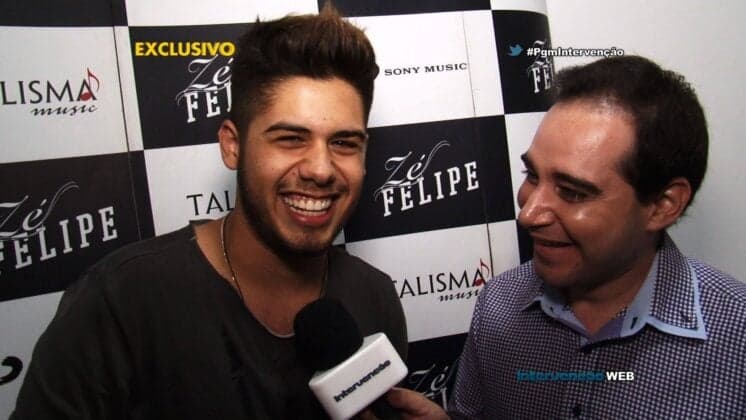 Cantor Zé Felipe tem roupa rasgada por fãs em Uberlândia