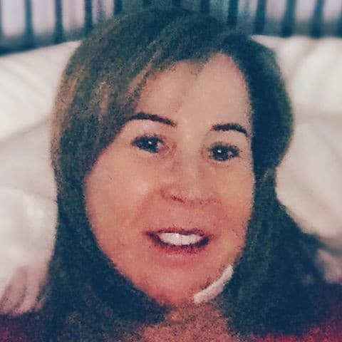 Zilu posta selfie com curativo no queixo e faz agradecimentos