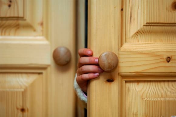 Cantor teen se assume gay e dispara: "20 anos sufocando no armário"