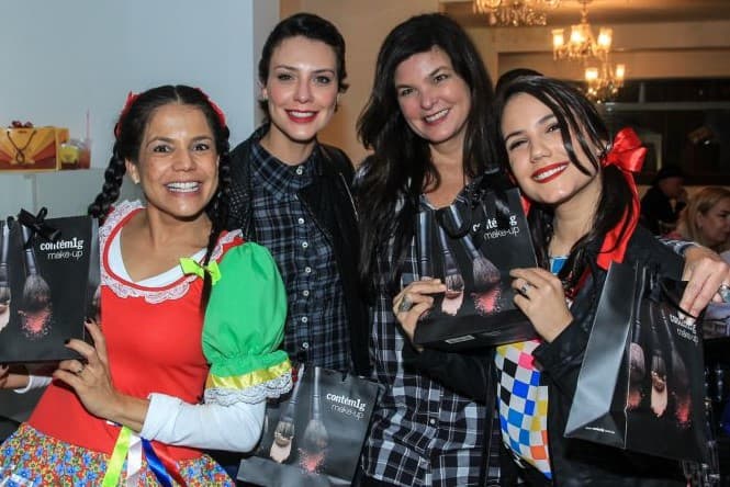 Elenco de novelas bíblicas da Record promove festa de São João particular