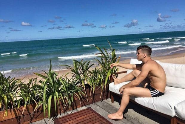 Após polêmicas, Biel aparece em foto na praia: "reenergizando"