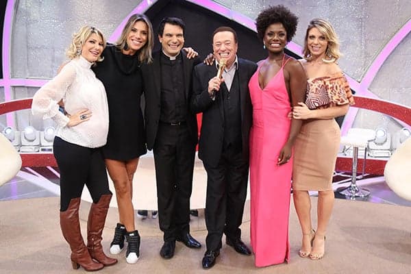 Raul Gil terá que fazer modificações no quadro “Elas querem saber”