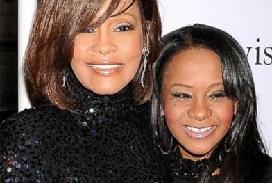 Whitney Houston viciou a filha nas drogas, segundo ex-marido da cantora