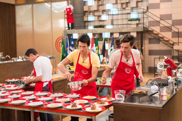 Participantes do “MasterChef” cozinham para 27 chefs brasileiros