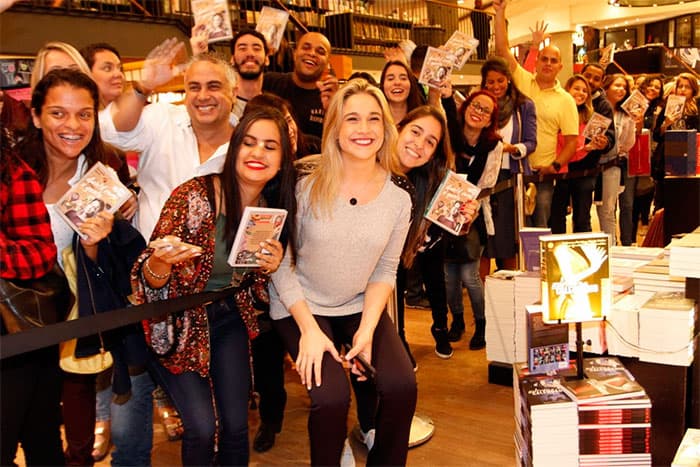 Separada, Fernanda Gentil lança livro sobre casamento
