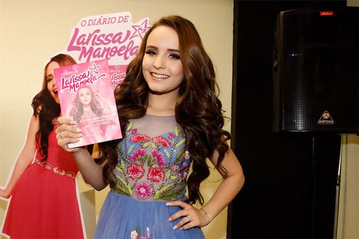 Aos 15 anos, Larissa Manoela lança biografia neste domingo (26)
