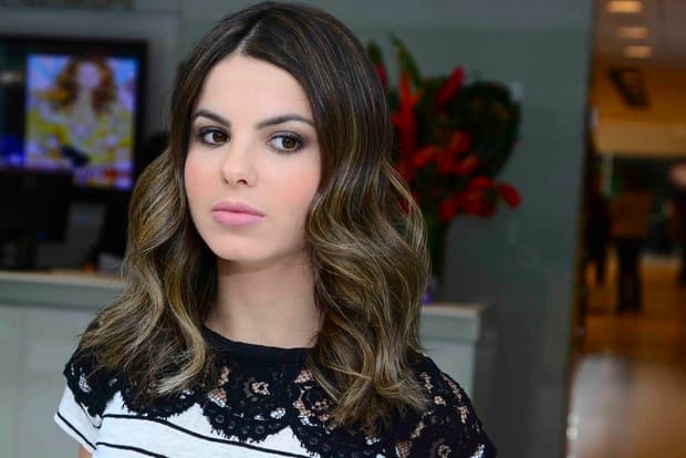 Sthefany Brito faz tatuagem em homenagem ao seu cachorro que morreu: "Meu amor"