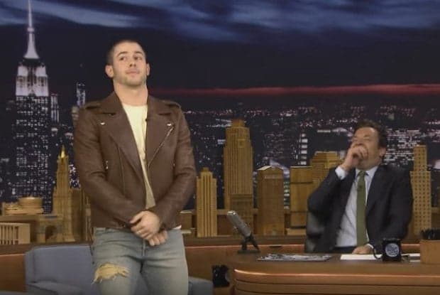 Nick Jonas revela que teve ereção no tapete vermelho com pirulito de maconha