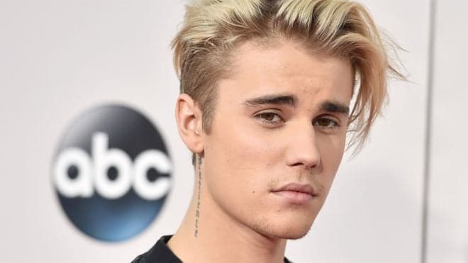 Justin Bieber vai à praia no Rio sem camisa e causa alvoroço