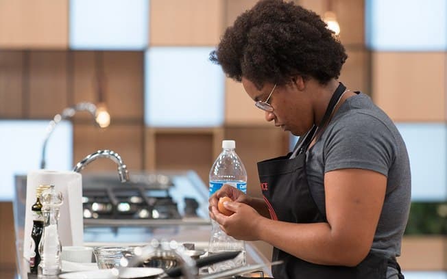 Ana Paula Padrão cai no choro com eliminação de participante do "MasterChef"