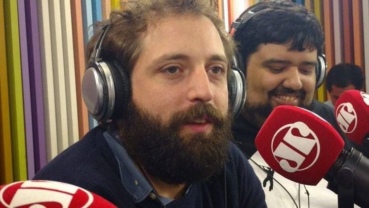 Gregório Duvivier se reúne com Marcelo Freixo e outros famosos em praia