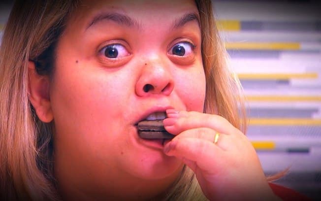 Após perder dois filhos, mulher do anão Marquinhos ganha quadro no "Domingo Show"