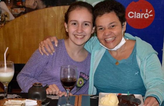 Claudia Rodrigues festeja 45 anos com a filha após transplante