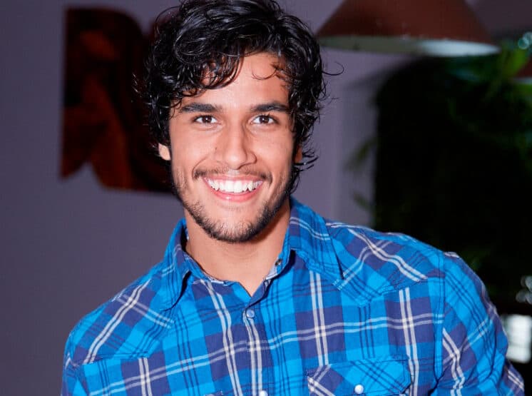 Atriz de "Malhação" termina namoro e engata romance com ator da próxima temporada