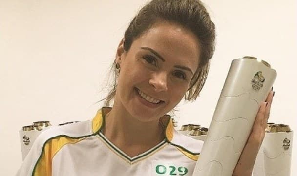 Repórter do "Vídeo Show" é criticada por carregar a tocha e dispara: "Façam melhor!"