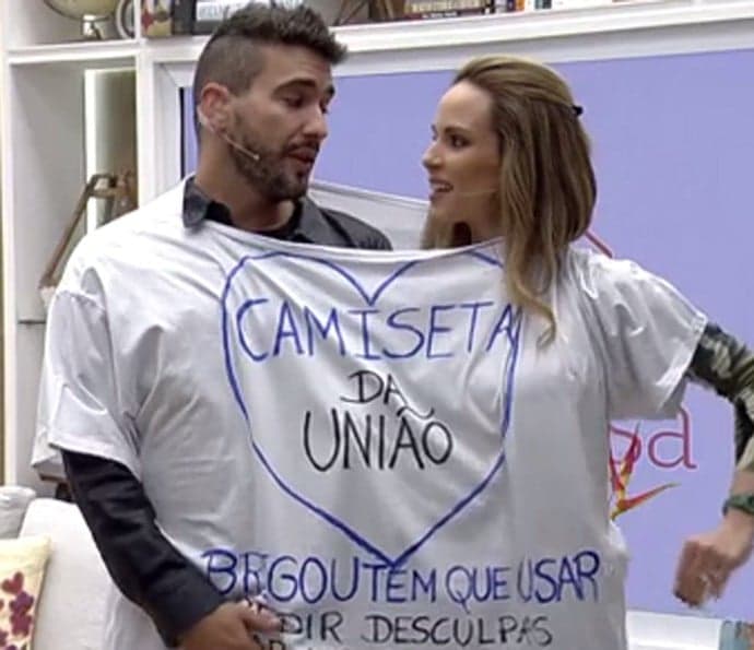 André Marques veste "roupa da união" e recebe comentários maldosos na internet