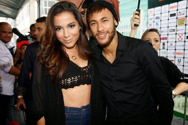 Namorando, Anitta vai a festa de Neymar, e sai escondida com jogador