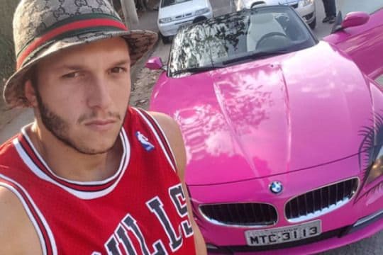 Carro rosa da personagem de Tatá Werneck em novela é de ator de "Malhação" e custou R$ 270 mil