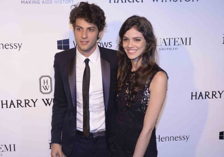 Laura Neiva aparece com seios cobertos por Chay Suede em foto na internet