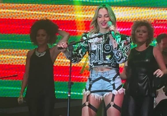Em crise na carreira, Claudia Leitte começa a fazer show em boate e baile funk