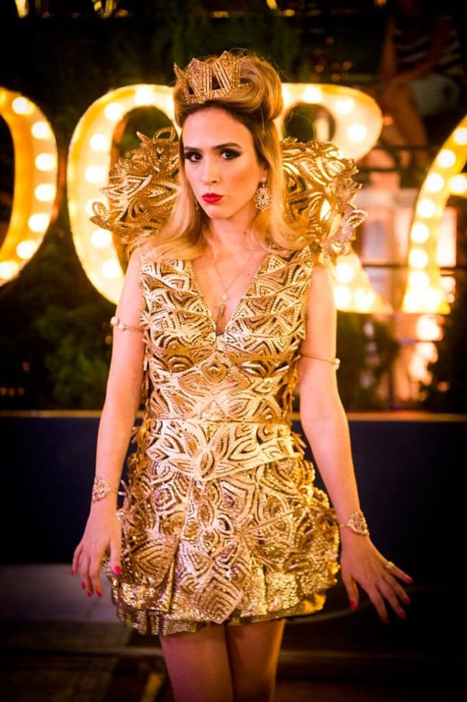 "Haja Coração": Fedora surpreende com vestido preto em casamento; veja foto