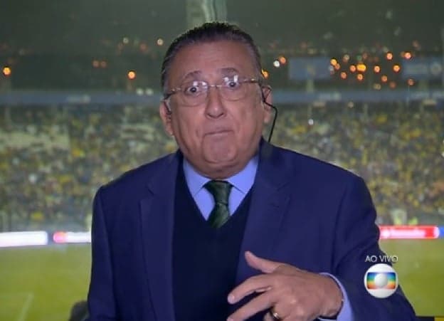 Mal humor de Galvão ao final do jogo chama atenção na transmissão da partida contra o Peru